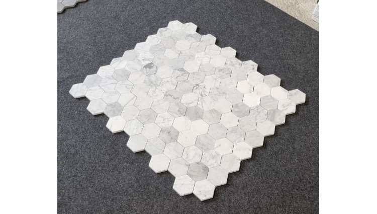 MOZAIKA BIANCO CARRARA HEXAGON MATOWA DOSTĘPNA OD RĘKI